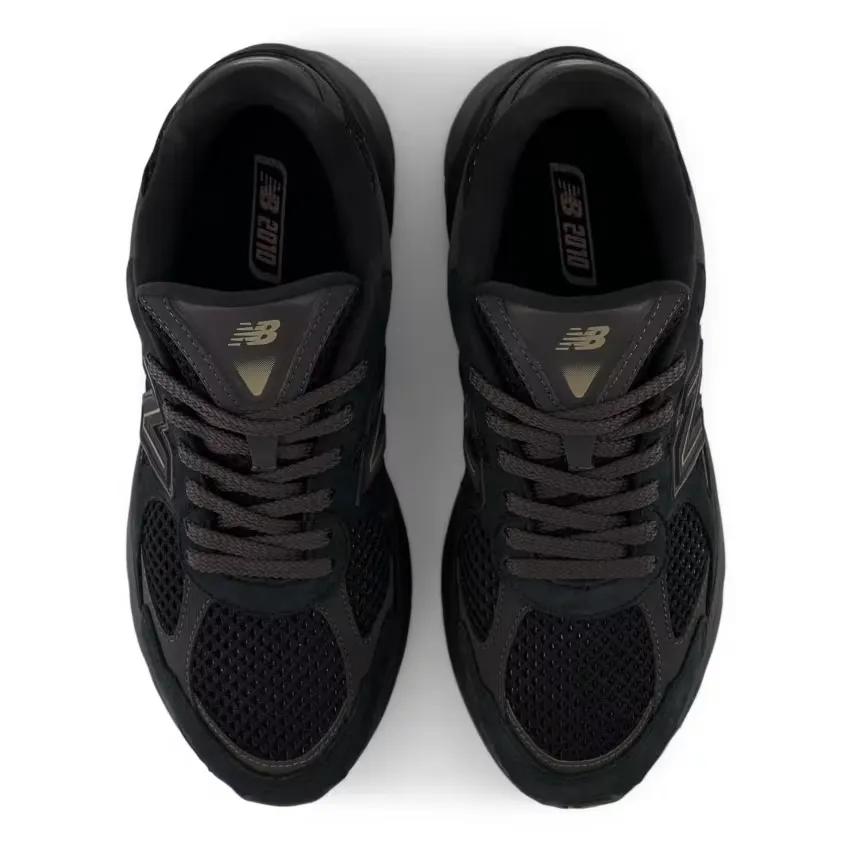 20 августа New Balance представит модель 2010 в цветах «Black» и «Cream Grey»