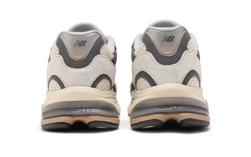 20 августа New Balance представит модель 2010 в цветах «Black» и «Cream Grey»
