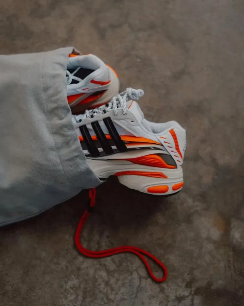 23 августа 2025 года в продажу поступит эффектная модель Pharrell x adidas Adistar Jellyfish «Virginia Orange»
