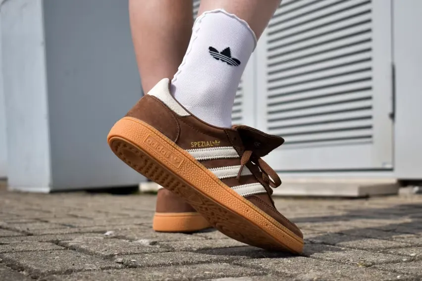 Современный ретро-стиль: кроссовки Adidas Handball Spezial «Preloved Brown» - маст-хэв для модниц