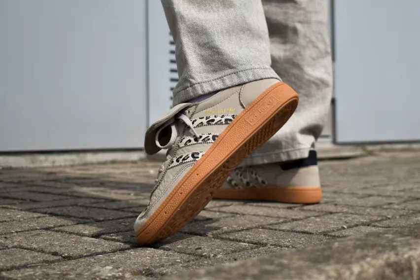 Самая яркия из всей коллекции: это Adidas Handball Spezial LT Pack «Creme Leopard»