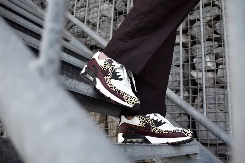 Эти пикантные кроссовки Nike Air Max 90 «Deep Burgundy Leopard» - уже третья расцветка с леопардовым принтом в этом году