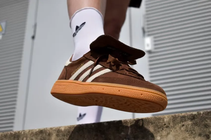 Современный ретро-стиль: кроссовки Adidas Handball Spezial «Preloved Brown» - маст-хэв для модниц