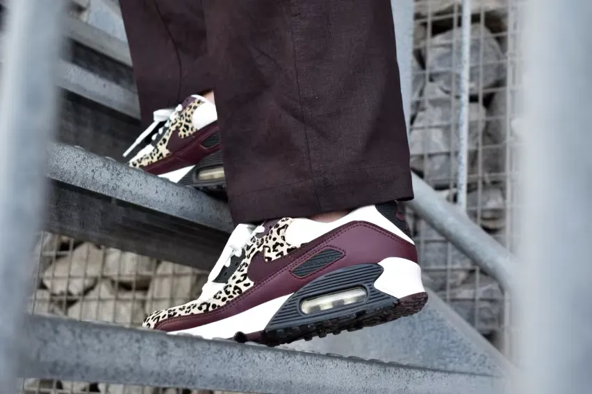 Эти пикантные кроссовки Nike Air Max 90 «Deep Burgundy Leopard» - уже третья расцветка с леопардовым принтом в этом году