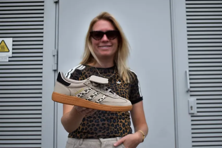 Самая яркия из всей коллекции: это Adidas Handball Spezial LT Pack «Creme Leopard»