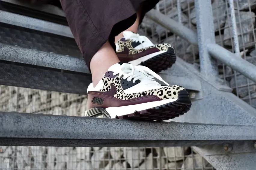 Эти пикантные кроссовки Nike Air Max 90 «Deep Burgundy Leopard» - уже третья расцветка с леопардовым принтом в этом году