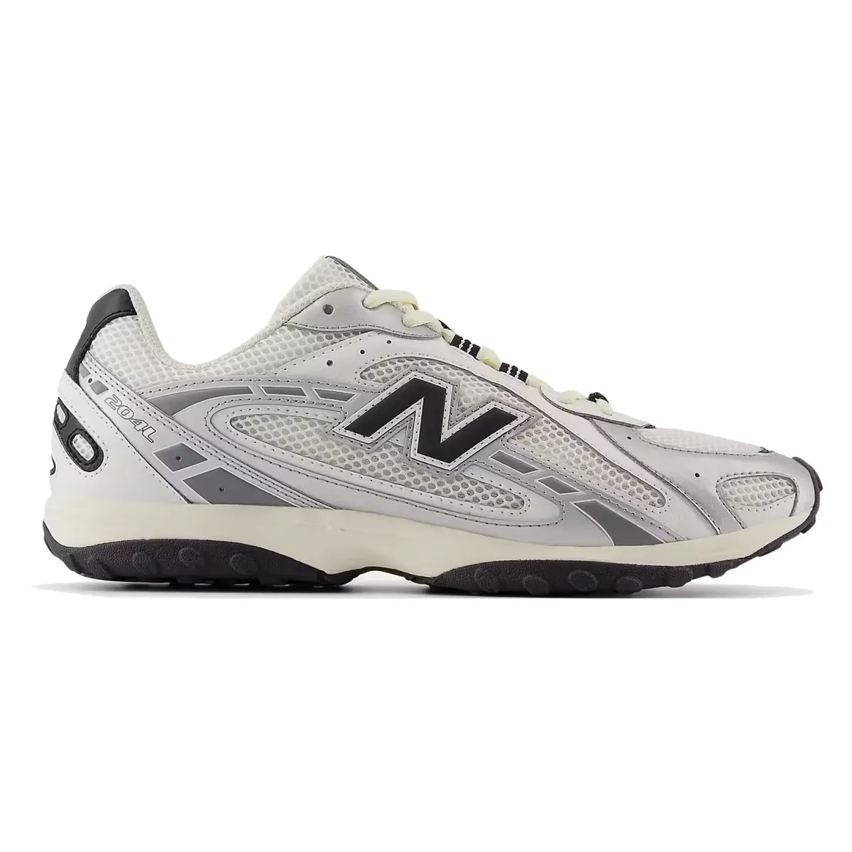 В понедельник, 1 сентября, New Balance запускает серию 204L «Silver Metallic»