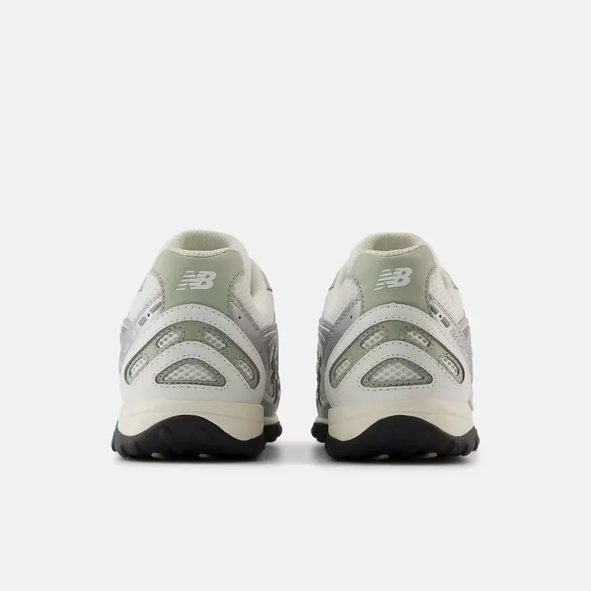 В понедельник, 1 сентября, New Balance запускает серию 204L «Silver Metallic»