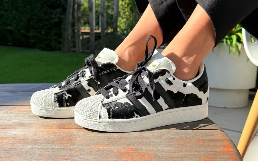 Сможете ли вы устоять перед этими крутыми кроссовками Adidas Superstar II в яркой расцветке «Cow Print»?