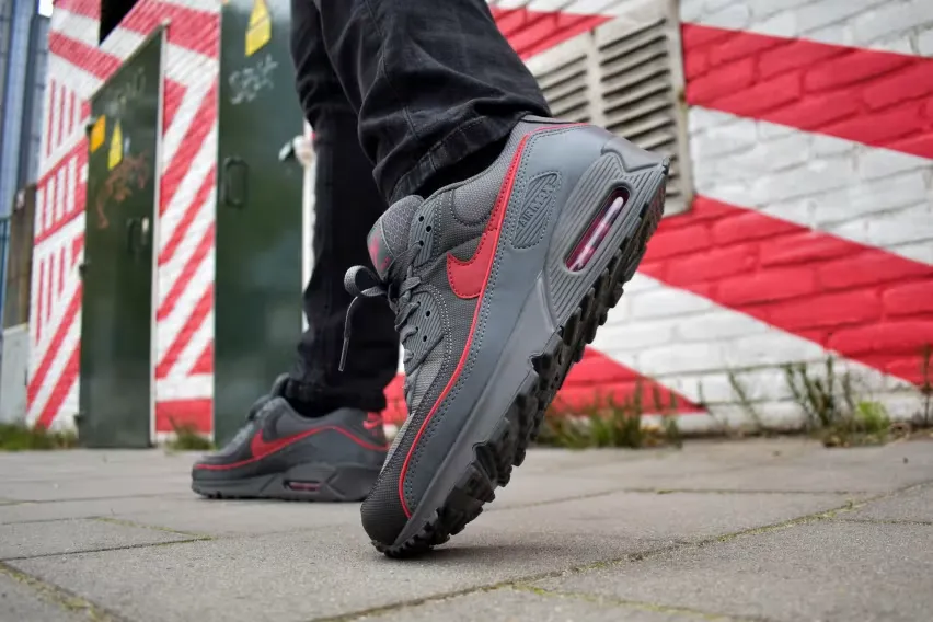 Кроссовки Nike Air Max 90 Premium «Iron Grey University Red» сочетают в себе серый цвет и красные детали