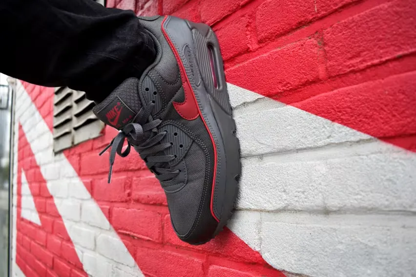 Кроссовки Nike Air Max 90 Premium «Iron Grey University Red» сочетают в себе серый цвет и красные детали