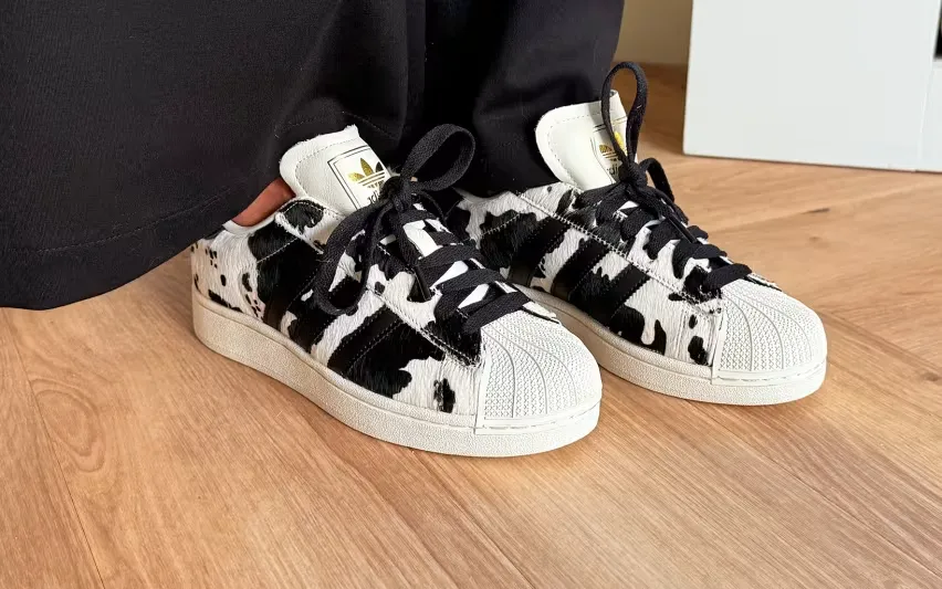Сможете ли вы устоять перед этими крутыми кроссовками Adidas Superstar II в яркой расцветке «Cow Print»?