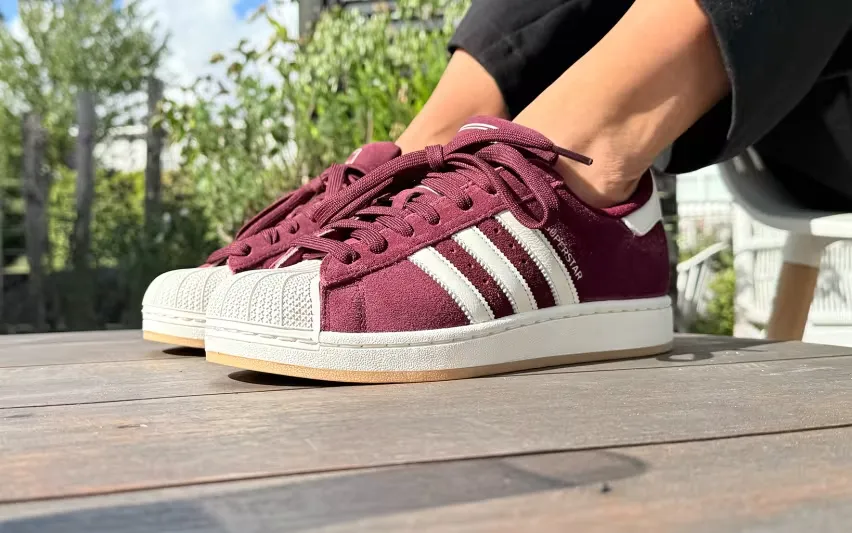 Модный цвет этого осени! Что вы думаете о прекрасных кроссовках adidas Superstar «Maroon Off White»?