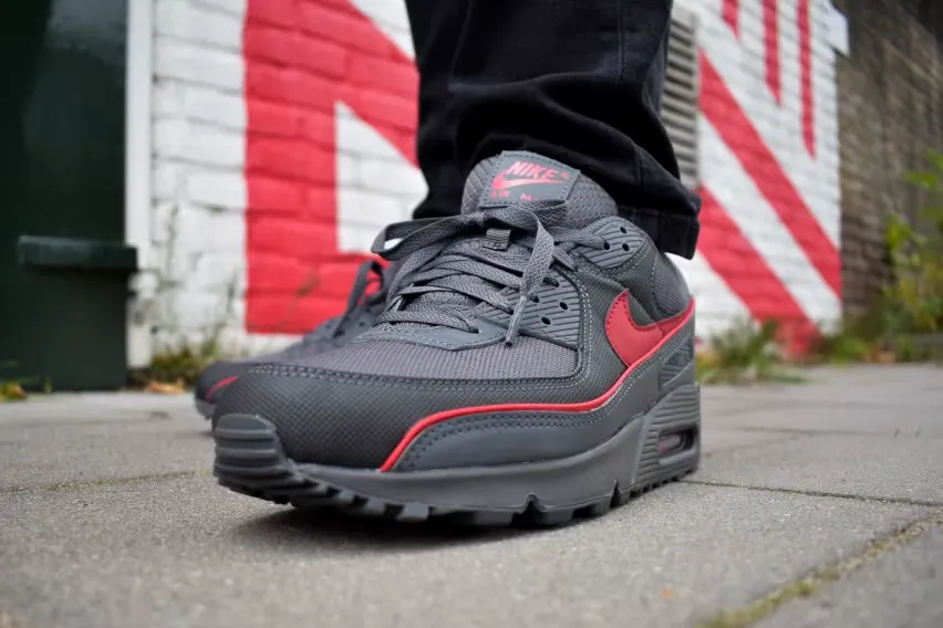 Кроссовки Nike Air Max 90 Premium «Iron Grey University Red» сочетают в себе серый цвет и красные детали