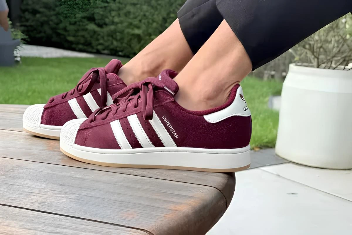Модный цвет этого осени! Что вы думаете о прекрасных кроссовках adidas Superstar «Maroon Off White»?