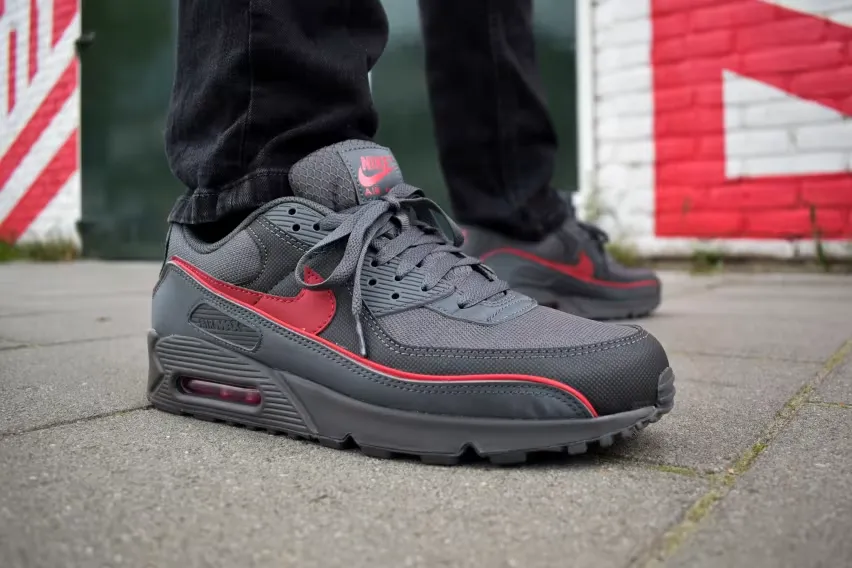 Кроссовки Nike Air Max 90 Premium «Iron Grey University Red» сочетают в себе серый цвет и красные детали