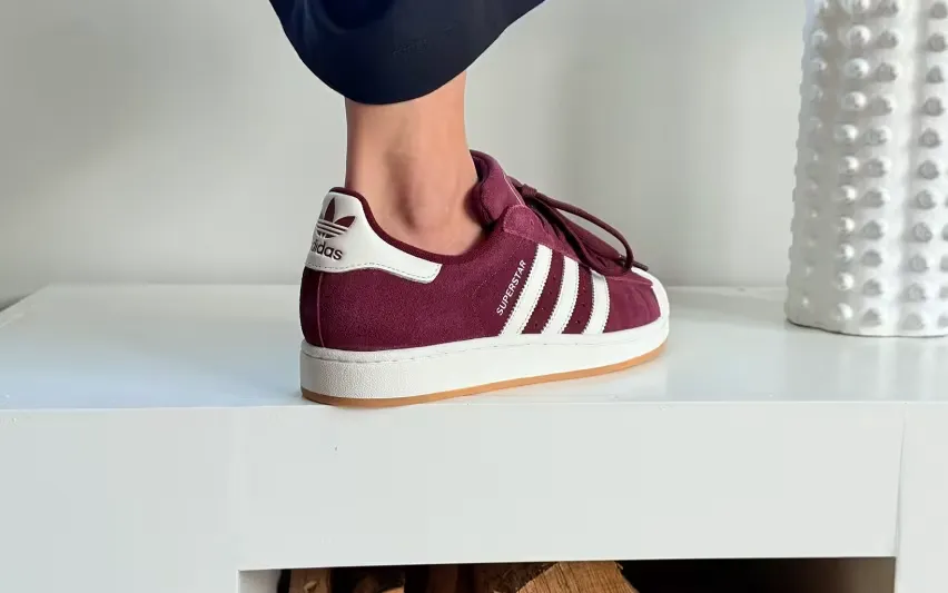 Модный цвет этого осени! Что вы думаете о прекрасных кроссовках adidas Superstar «Maroon Off White»?