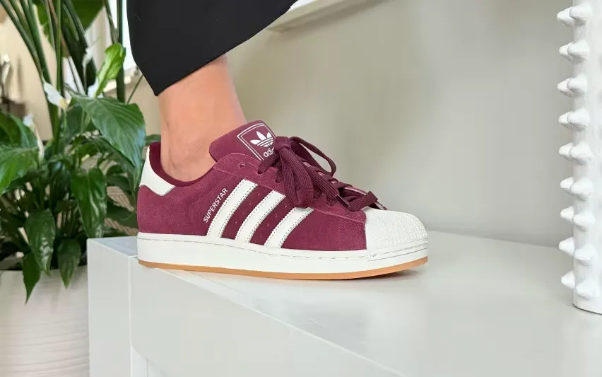 Модный цвет этого осени! Что вы думаете о прекрасных кроссовках adidas Superstar «Maroon Off White»?