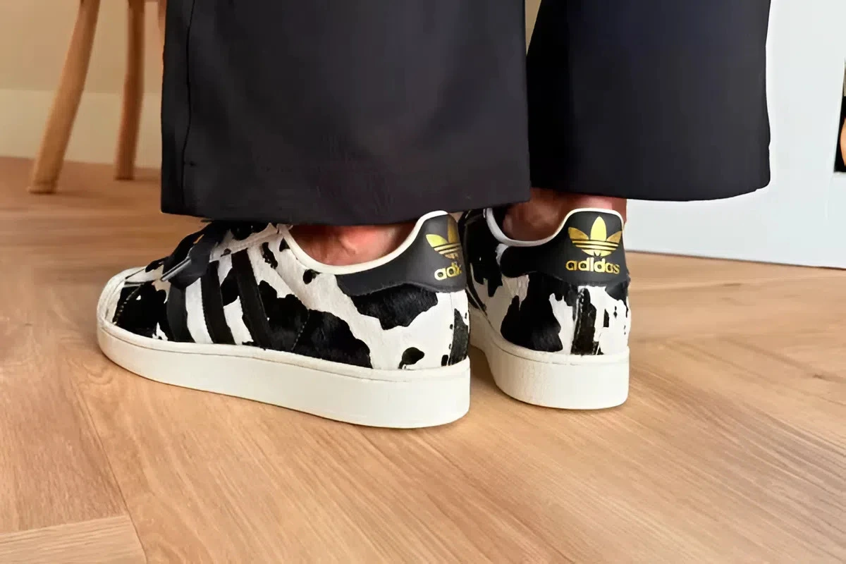 Сможете ли вы устоять перед этими крутыми кроссовками Adidas Superstar II в яркой расцветке «Cow Print»?