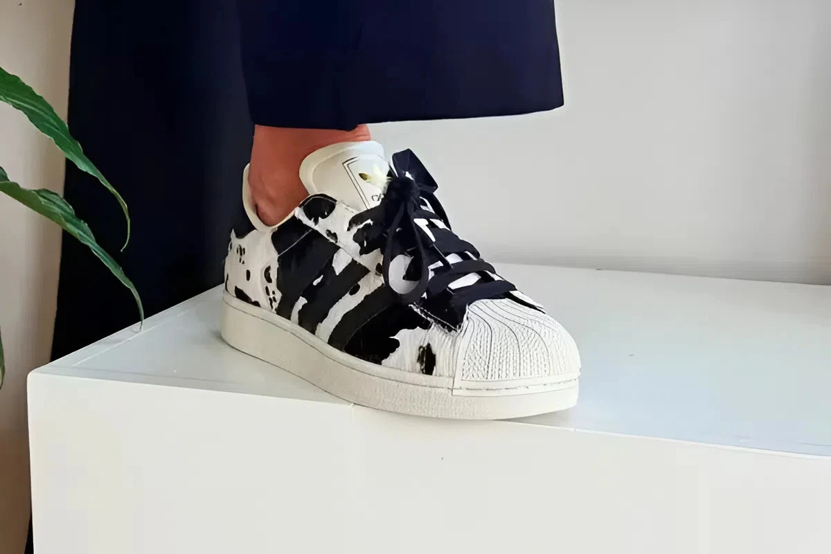 Сможете ли вы устоять перед этими крутыми кроссовками Adidas Superstar II в яркой расцветке «Cow Print»?