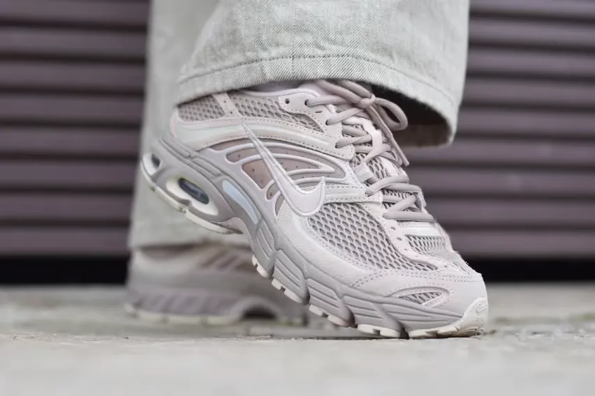 Кроссовки Nike Air Max Moto 2K теперь доступны в нежно-розово-бежевом цвете «Silt Red»