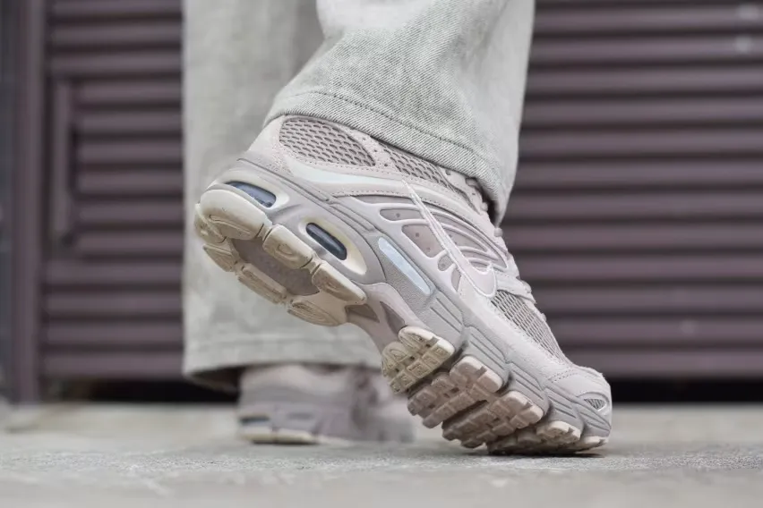 Кроссовки Nike Air Max Moto 2K теперь доступны в нежно-розово-бежевом цвете «Silt Red»