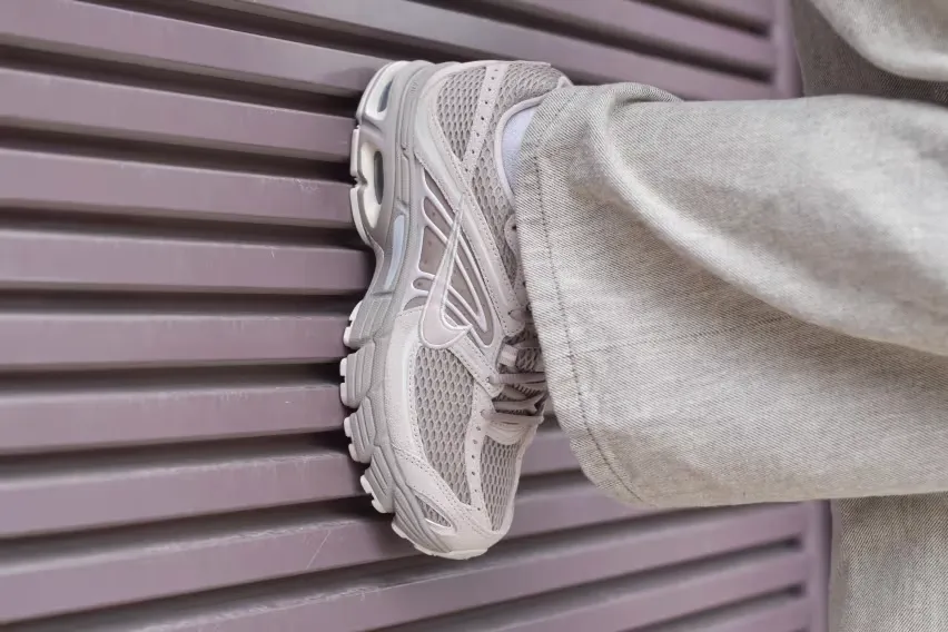 Кроссовки Nike Air Max Moto 2K теперь доступны в нежно-розово-бежевом цвете «Silt Red»