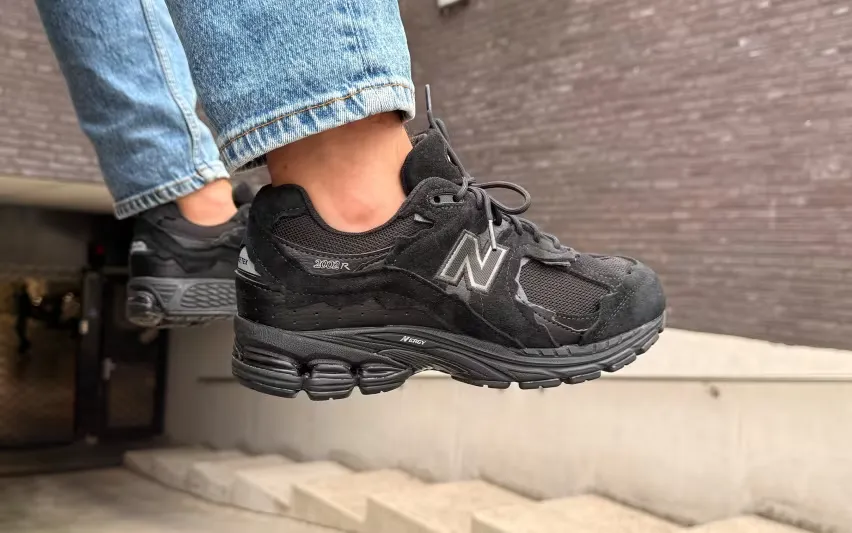 Эти почти полностью чёрные кроссовки New Balance 2002DX Protection Pack Gore-Tex «Black Metallic» — стильный вариант