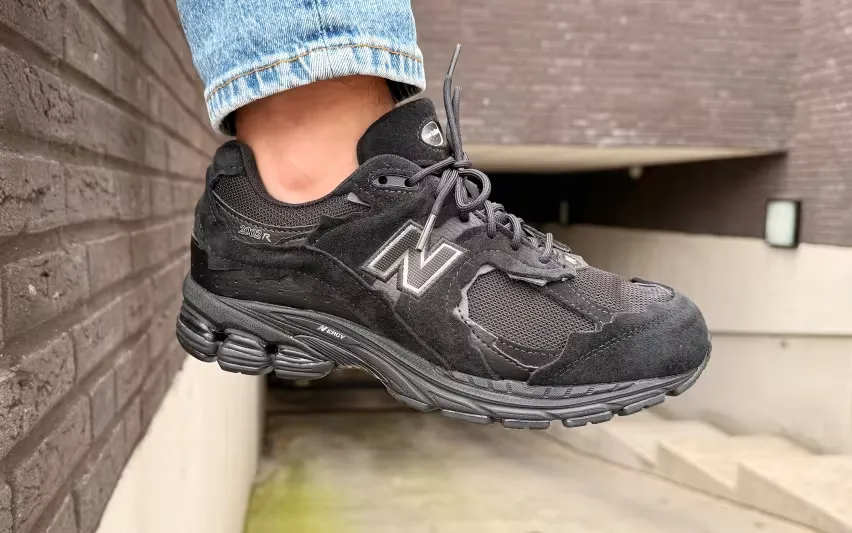 Эти почти полностью чёрные кроссовки New Balance 2002DX Protection Pack Gore-Tex «Black Metallic» — стильный вариант