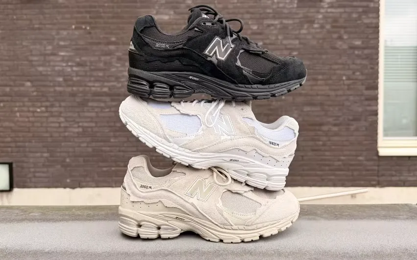 Эти почти полностью чёрные кроссовки New Balance 2002DX Protection Pack Gore-Tex «Black Metallic» — стильный вариант