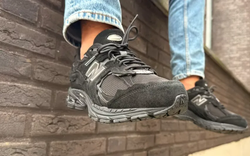 Эти почти полностью чёрные кроссовки New Balance 2002DX Protection Pack Gore-Tex «Black Metallic» — стильный вариант