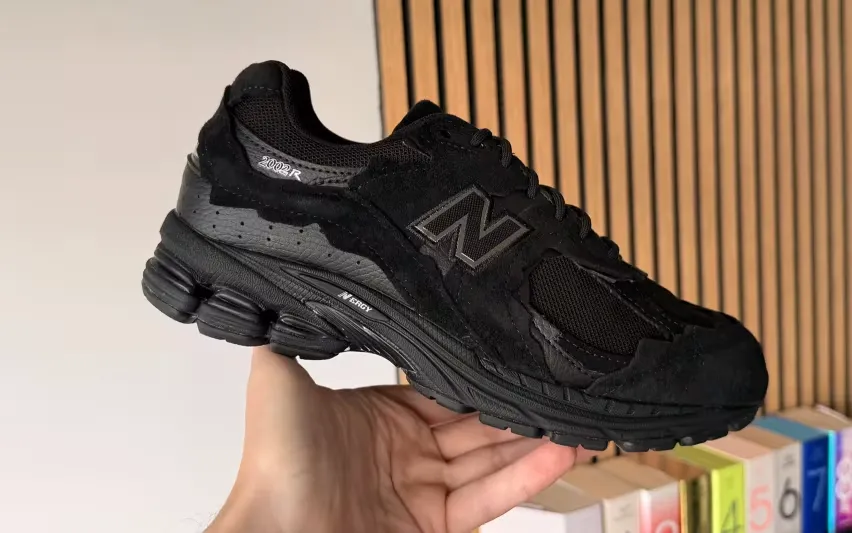 Эти почти полностью чёрные кроссовки New Balance 2002DX Protection Pack Gore-Tex «Black Metallic» — стильный вариант