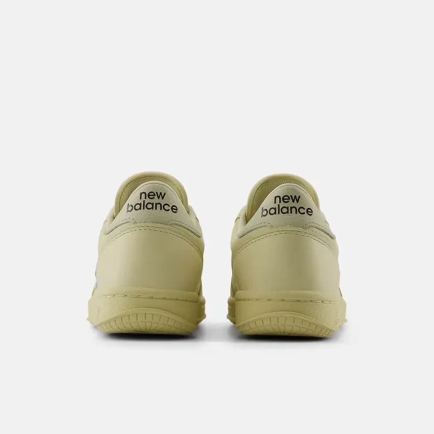 Auralee и New Balance выпустят в пятницу модель T500 в цветах «Java» и «Asparagus Green»