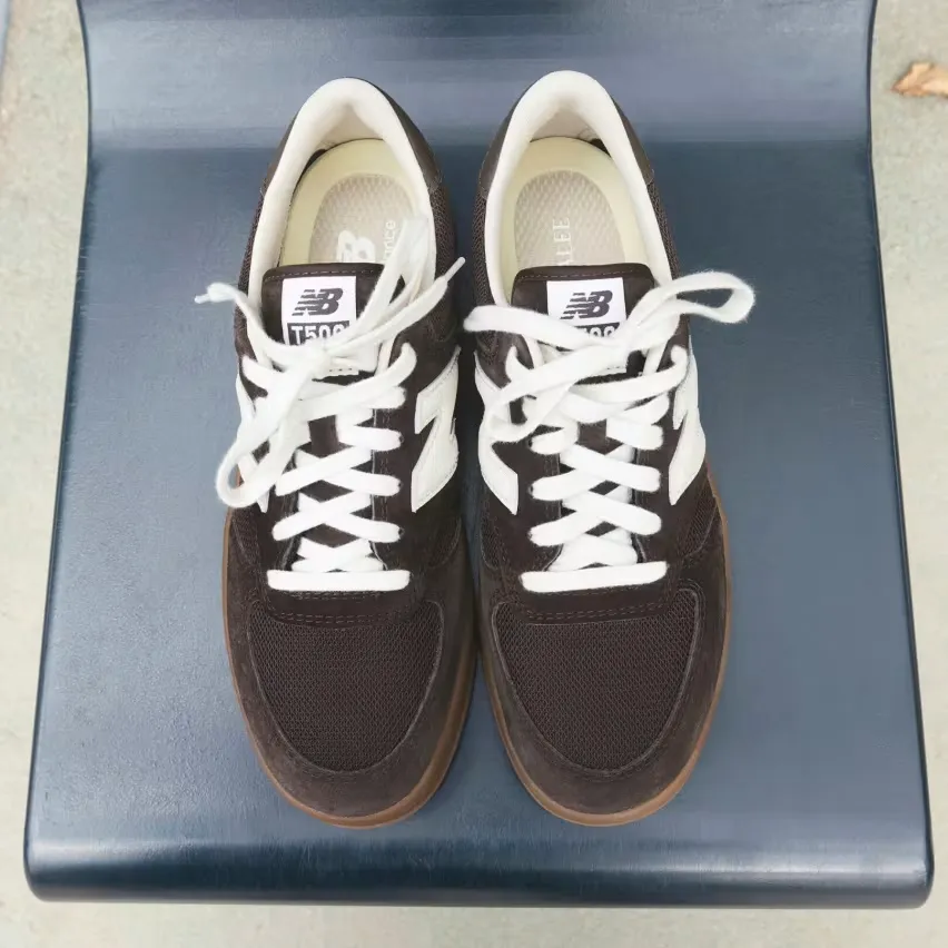 Auralee и New Balance выпустят в пятницу модель T500 в цветах «Java» и «Asparagus Green»