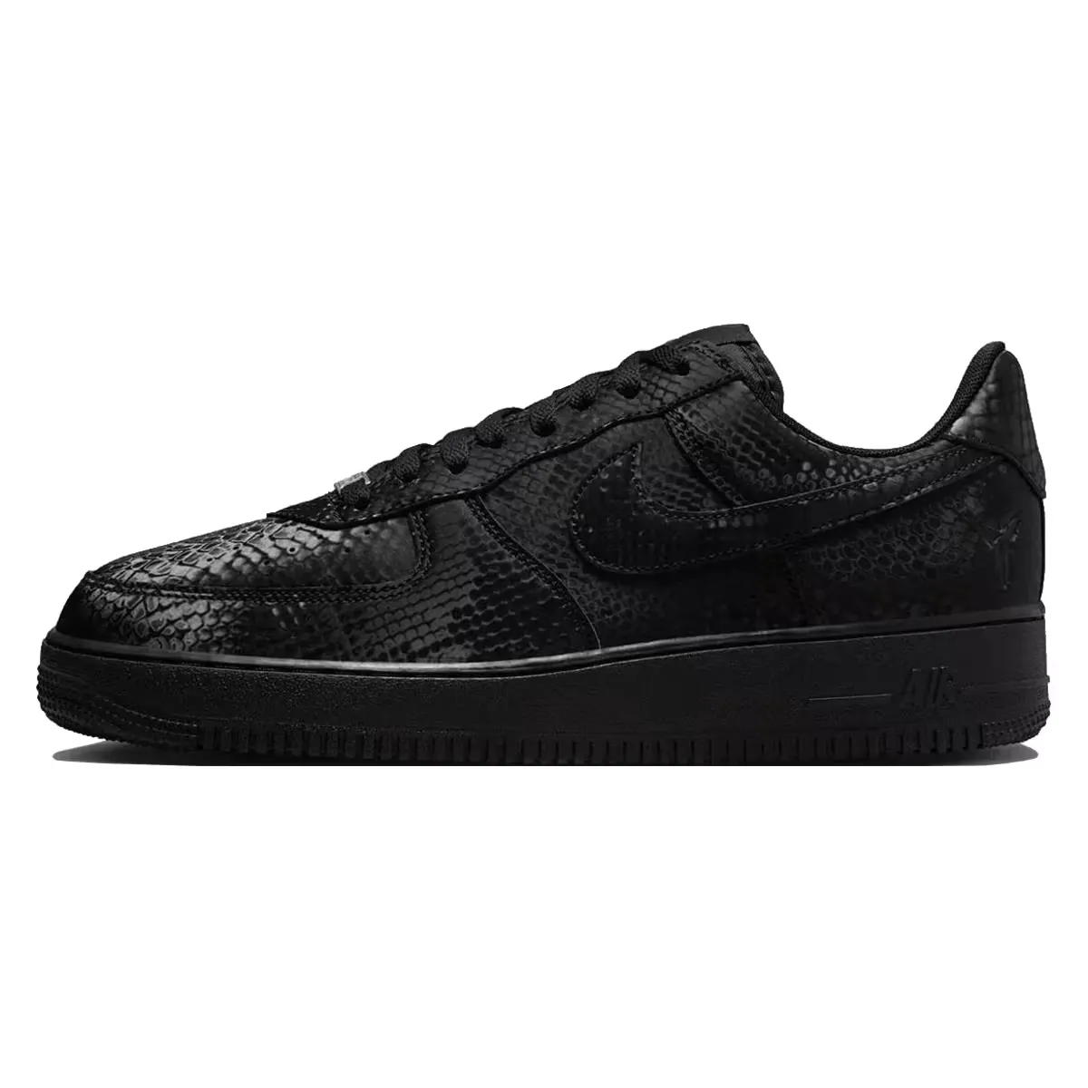 Nike выпустила новую модель Air Force 1 Low «Triple Black» в честь Коби Брайанта