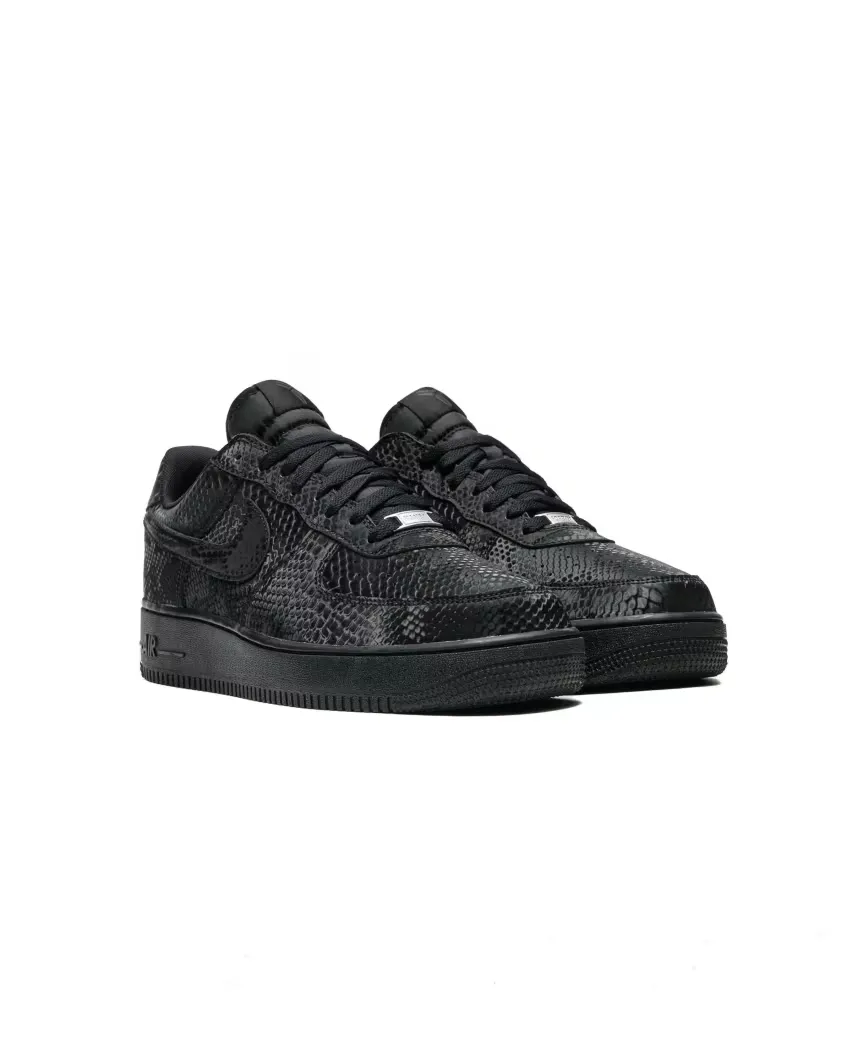 Nike выпустила новую модель Air Force 1 Low «Triple Black» в честь Коби Брайанта