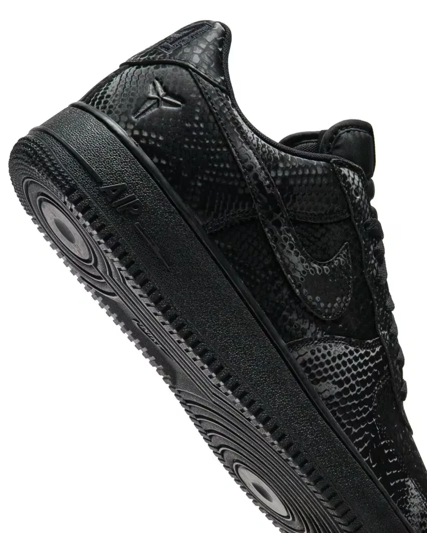 Nike выпустила новую модель Air Force 1 Low «Triple Black» в честь Коби Брайанта