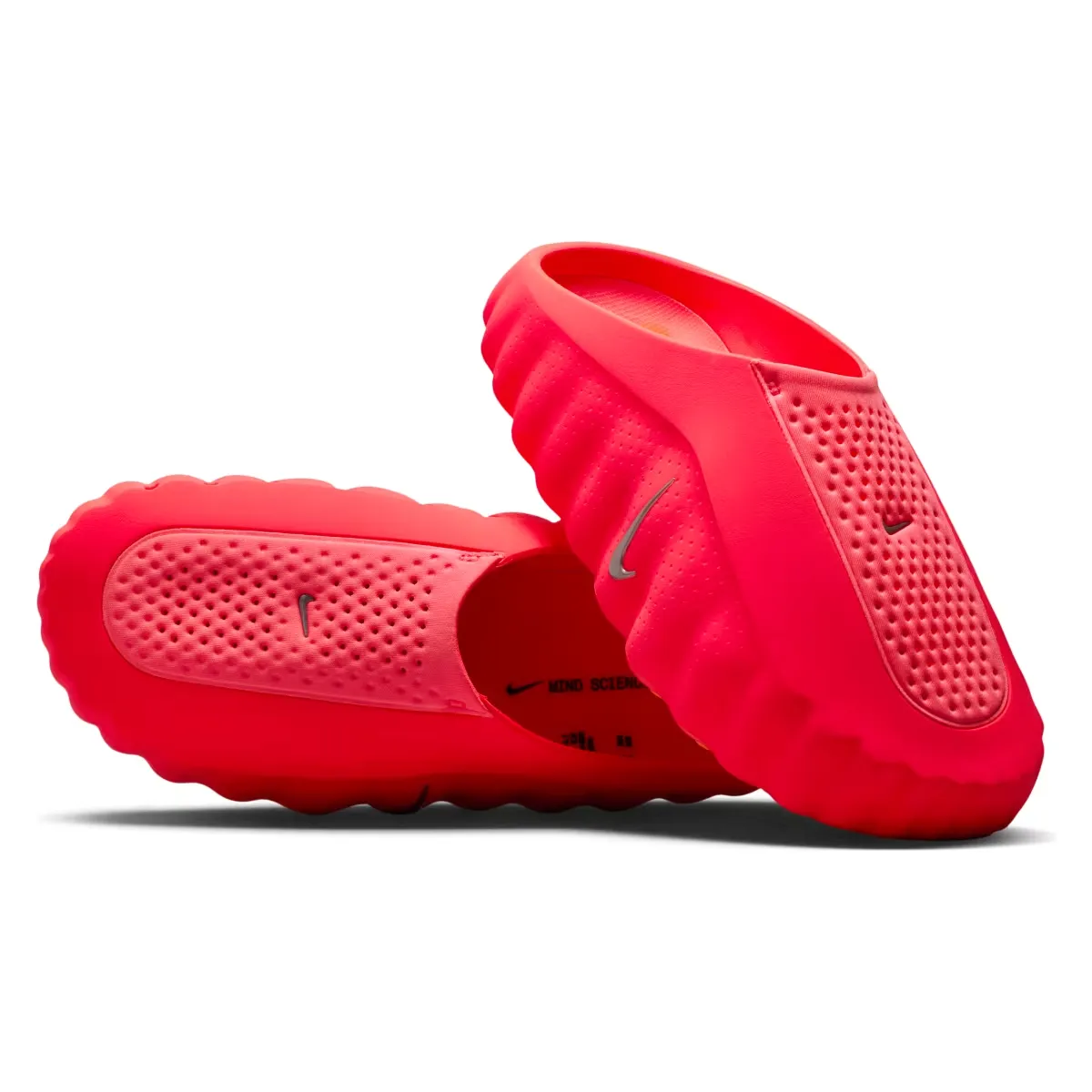 Nike сочетает комфорт и нейробиологию в новых мюлях Mind 001 и Mind 002