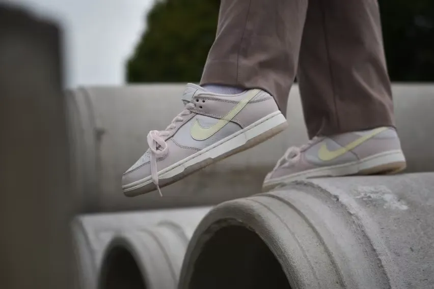 Nike использует уникальную технологию «розовых шнурков» в этих женских кроссовках Dunk