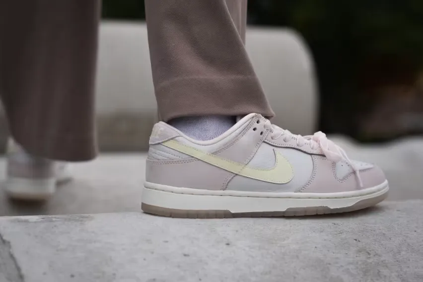 Nike использует уникальную технологию «розовых шнурков» в этих женских кроссовках Dunk