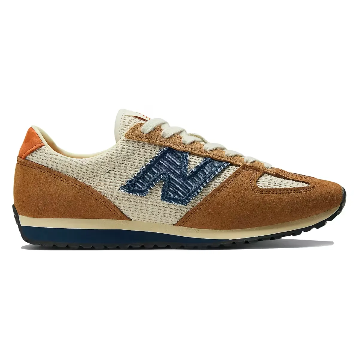 Sézane и New Balance придают модели 471 нотку французской элегантности